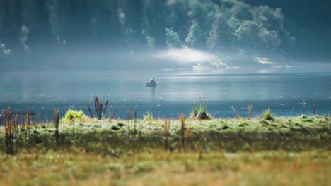 Ein-Fischer-Im-Boot-Auf-Dem-Fjord