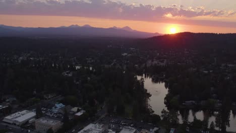 Aufsteigende-Aufnahme-Der-Innenstadt-Von-Bend,-Oregon-Und-Des-Deschutes-River-Bei-Sonnenuntergang-Im-Sommer