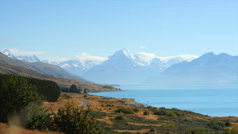 Lago-Pukaki-Y-Monte-Cook,-Aoraki,-Nueva-Zelanda:-Vista-Panorámica-Desde-Un-Mirador-Cubierto-De-Hierba