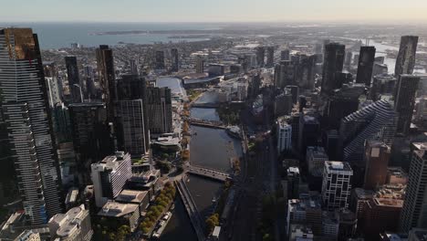 Yarra-River-Mit-Brücken-In-Der-Innenstadt-Von-Melbourne-An-Sonnigen-Tagen