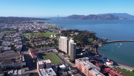 Vista-Aérea-De-Fort-Mason-Y-La-Bahía-De-San-Francisco,-California,-EE.-UU.,-Parques,-Campos-Verdes-Y-Edificios