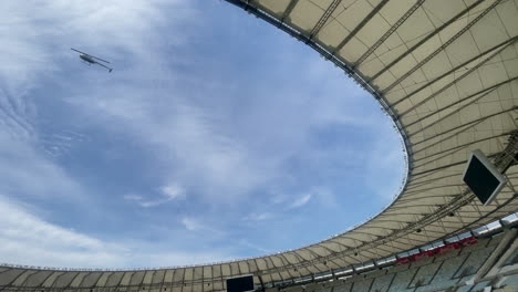 Helicóptero-Sobrepasa-A-Mario-Filho,-Estadio-Maracaná