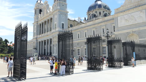 Touristen-Besuchen-Die-Kathedrale-Der-Heiligen-Maria,-Die-Königliche-Der-Almudena-In-Madrid-Kippen-Nach-Unten