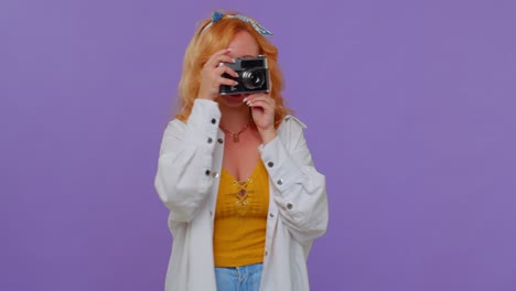 Mujer-Fotógrafa-Turística-Tomando-Fotos-Con-Cámara-Retro-Y-Sonriendo,-Viajes-Vacaciones-De-Verano