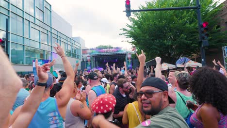 Una-Multitud-Vibrante-Celebra-El-Festival-Del-Orgullo-Bajo-El-Cielo-De-Verano.-La-Multitud,-Adornada-Con-Patrones-De-Arcoíris,-Se-Reúne-Bajo-El-Cielo-Abierto-Para-Celebrar-El-Orgullo-Gay.