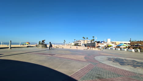 Wide-angle-view-of-Manhattan-beach-during-daytime-with-tourists-exploring-in-California,-USA