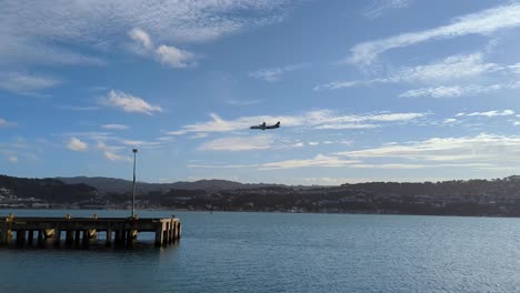 Ein-Flugzeug-Von-Air-New-Zealand-Fliegt-über-Das-Hafenwasser-Neben-Mount-Vic-Und-Landet-Am-Wellington-International-Airport-In-Neuseeland-Aotearoa