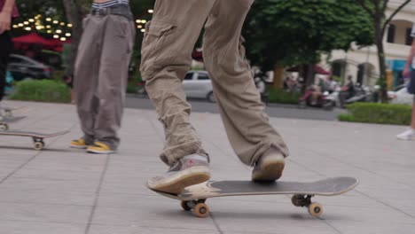 Skater-Vollführt-Perfekten-Sprung-Mit-Skateboard-In-überfülltem-Park,-Zeitlupe