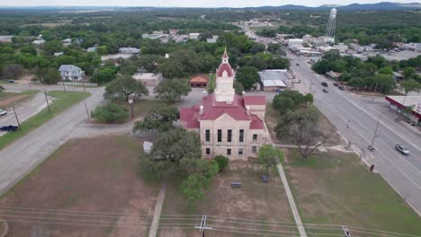 Imágenes-Aéreas-Del-Palacio-De-Justicia-Del-Condado-De-Bandera-En-Bandera,-Texas