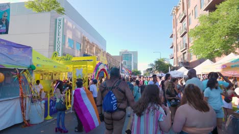 Una-Multitud-Vibrante-Celebra-El-Festival-Del-Orgullo-Bajo-El-Cielo-De-Verano.-La-Multitud,-Adornada-Con-Patrones-De-Arcoíris,-Se-Reúne-Bajo-El-Cielo-Abierto-Para-Celebrar-El-Orgullo-Gay.