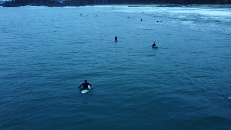 Surfistas-Con-Traje-De-Neopreno,-Costa-Oeste-De-Canadá,-Océano-Pacífico,-Deportes-Acuáticos-En-América-Del-Norte