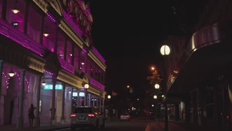 Leuchtend-Rosa-Licht-Des-His-Majesty-Theatre-In-Der-Hay-Street-In-Der-Nacht,-Menschen-Gehen-Durch