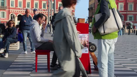 Artista-Callejero-Toca-El-Piano-En-La-Plaza-Massena-En-Niza,-Francia,-Vista-Lateral