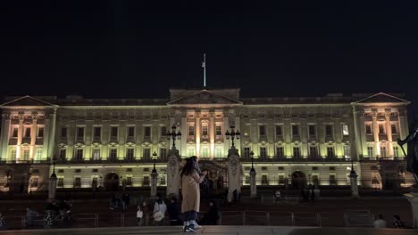 Buckingham-Palace-monarch-royal-residence-in-London,-city-of-Westminster,-United-Kingdom