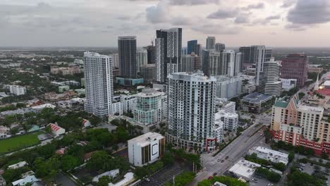 Toma-Aérea-De-La-órbita-Que-Muestra-Los-Rascacielos-En-El-Centro-De-Fort-Lauderdale-Durante-La-Puesta-Del-Sol