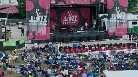 Escenario-De-Festival-De-Jazz-Con-Multitud-De-Fans-Al-Aire-Libre