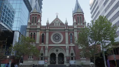 Ambiente-De-La-Vida-De-La-Ciudad-Durante-El-Día-Frente-A-La-Iglesia-Trinity-Unity