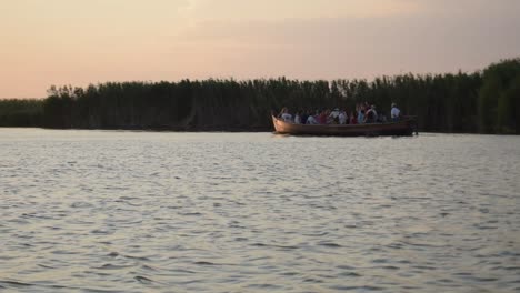 People-riding-in-a-boat-at-sunset-in-the-Valencian-Albufera