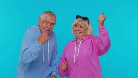 Alegre-Pareja-De-Ancianos-Hombre-Mujer-Abuelos-Gritando,-Celebrando-El-éxito-Ganador,-Logro-De-Objetivos