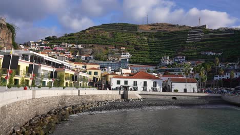 Camara-De-Lobos,-Insel-Madeira,-Portugal,-Gebäude-Am-Wasser-Und-Stadtpromenade