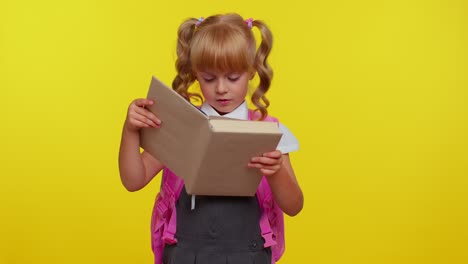 Una-Adolescente-Con-Uniforme-Escolar-Leyendo-Un-Libro-Y-Meditando,-Relajándose-Con-Pensamientos-Concentrados