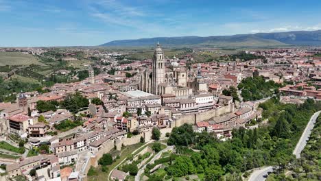 Altstadt-Von-Segovia,-Spanien,-Aufsteigende-Drohne,-Luftaufnahme