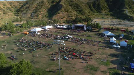 Toma-Panorámica-Con-Dron-Que-Rodea-Un-Festival-En-El-Parque-Central-De-Santa-Clarita,-EE.-UU.