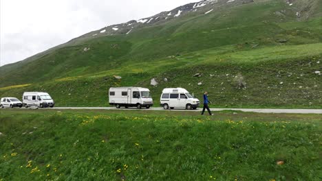 Vista-Aérea-De-Bajo-ángulo-Que-Muestra-Una-Autocaravana-Estacionada-En-Una-Pintoresca-Zona-Natural-De-La-Campiña-Francesa