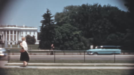 Fußgänger-Und-Oldtimer-Auf-Der-Straße-Vor-Dem-Weißen-Haus-In-Washington