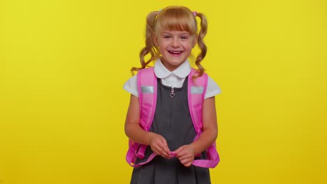 Una-Colegiala-Sonriente-Usa-Mochila-Y-Se-Ríe-A-Carcajadas-Después-De-Escuchar-Una-Anécdota-Ridícula,-Una-Broma-Divertida