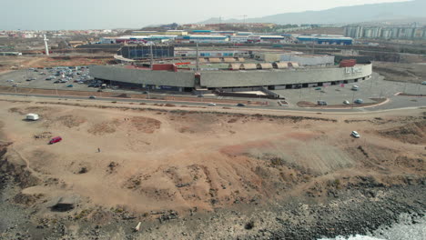 Vista-Aérea-En-órbita-Sobre-El-Centro-Comercial-Las-Terrazas-En-La-Isla-De-Gran-Canaria-Y-La-Ciudad-De-Telde