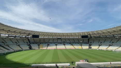 Helicóptero-Sobrepasa-A-Mario-Filho,-Campo-Del-Estadio-Maracaná