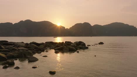 Imágenes-Aéreas-De-Drones-De-4k-De-La-Isla-Phi-Phi-Durante-Una-Puesta-De-Sol,-Barco-De-Cola-Larga,-Tailandia,-Koh-Phi-Phi,-Asia