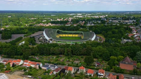 Zurückweichende-Luftbewegung-über-Dem-Fußballstadion-Stade-De-La-Beaujoire,-Nantes,-Frankreich