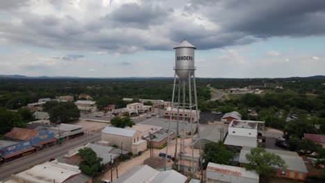 Imágenes-Aéreas-De-Una-Torre-De-Agua-En-Bandera,-Texas