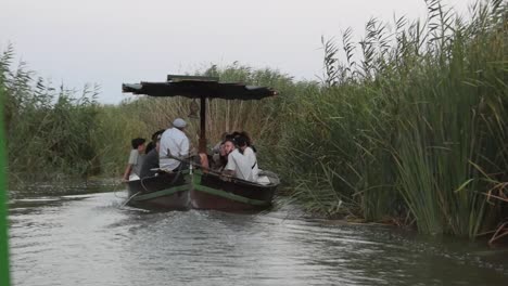 Menschen,-Die-Bei-Sonnenuntergang-In-Der-Valencianischen-Albufera-In-Der-Nähe-Der-Vegetation-Ein-Boot-Fahren