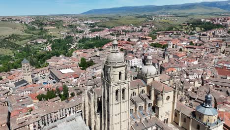 Vista-Aérea-Con-Dron-Que-Retrocede-Y-Muestra-La-Catedral-De-Segovia,-España,-Dron,-Imágenes-Aéreas-En-4K