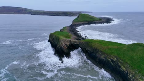 Las-Curvas-Serpenteantes-Del-Promontorio,-Esculpidas-Por-Milenios-De-Viento-Y-Olas