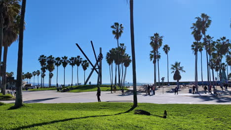 Vista-De-La-Playa-De-Venica-En-Una-Tarde-De-Verano-En-Los-Ángeles,-Estados-Unidos