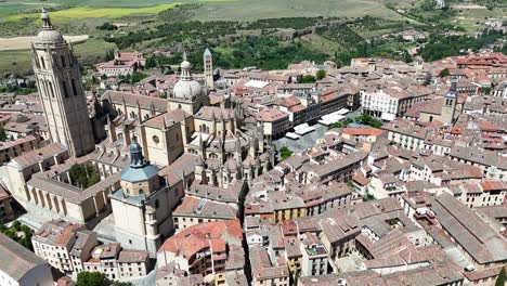 Altes-Stadtzentrum-Von-Segovia,-Spanien,-Rückfahrdrohne,-Luftaufnahme,-Rückansicht