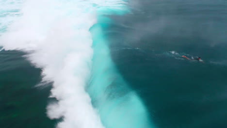 Vista-Aérea-De-Un-Surfista-Deslizándose-Hacia-El-Final-De-La-Ola-En-Cloudbreak-Fiji