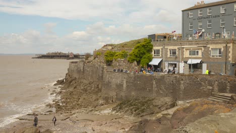 Wunderschöne-Aussicht-Auf-Das-Wrack-Des-Birnbeck-Pier-An-Der-Küste-Von-Somerset,-Eingerahmt-Von-Charmanten-Gebäuden-Und-Ruhigem-Wasser,-Umgeben-Von-Natürlicher-Schönheit