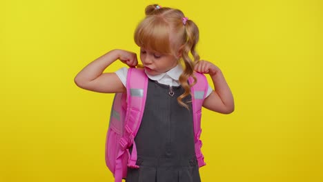 Encantadora-Niña-Segura-De-Sí-Misma-Con-Uniforme-Escolar-Mostrando-Bíceps,-Sintiendo-Fuerza-De-Poder-Para-Estudiar