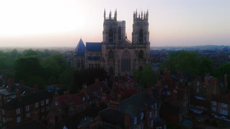 Toma-Aérea-Con-Dron-De-La-Catedral-De-York-Al-Amanecer