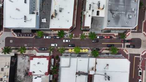 Verkehr-Auf-Der-Kreuzung-In-Der-Innenstadt-Von-Fort-Myers-An-Einem-Sonnigen-Tag---Palmen-Auf-Der-Straße