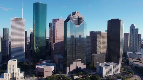 Houston,-Texas,-EE.-UU.,-Torres-Y-Rascacielos-Del-Centro-De-La-Ciudad,-Vista-Aérea-Con-Drones