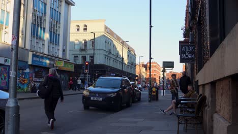 Street-in-Manchester's-Northern-Quarter-with-pub,-shops,-art,-and-people