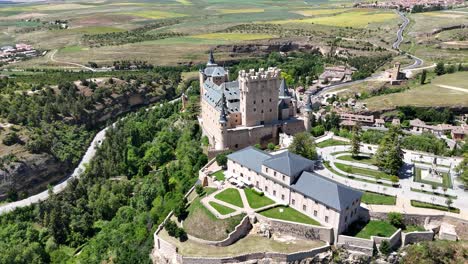 Der-Alcazar-Von-Segovia,-Spanien,-Aufsteigende-Drohne,-Luftaufnahme