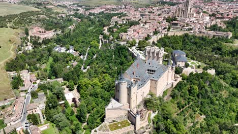 El-Alcázar-De-Segovia,-España,-Drone,-Vista-Aérea-De-La-Ciudad-Vieja-Al-Fondo