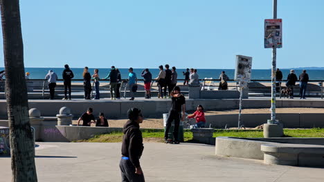 Teenagers-skateboarding-at-iconic-Skate-Park-of-Venica-beach-during-afternoon-in-Los-Angeles,-USA